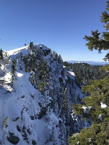 Latour Peak. It drops off sharply on the north side towards Mirror Lake