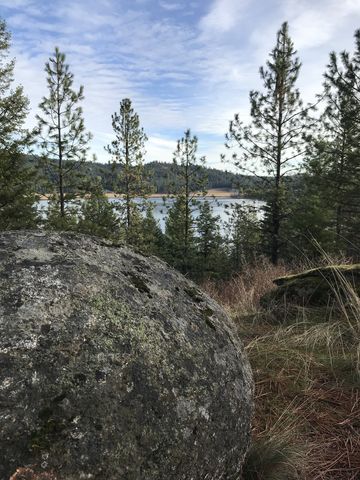 There are many monoliths sprinkled along the ridge