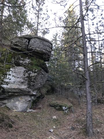 Rock formations along the Pond Loop trail