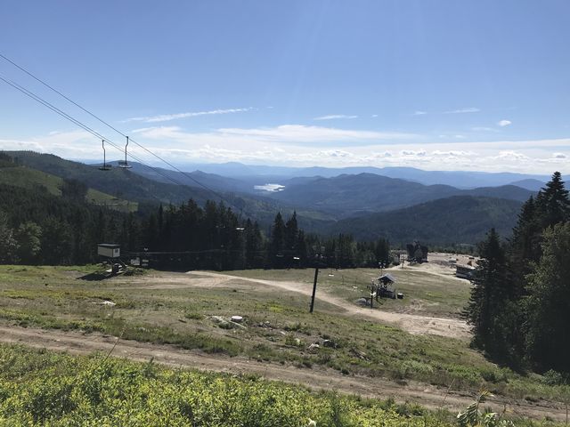 This section is a bit confusing. The trail continues to the left of the gable-roofed building where the chairlift starts.